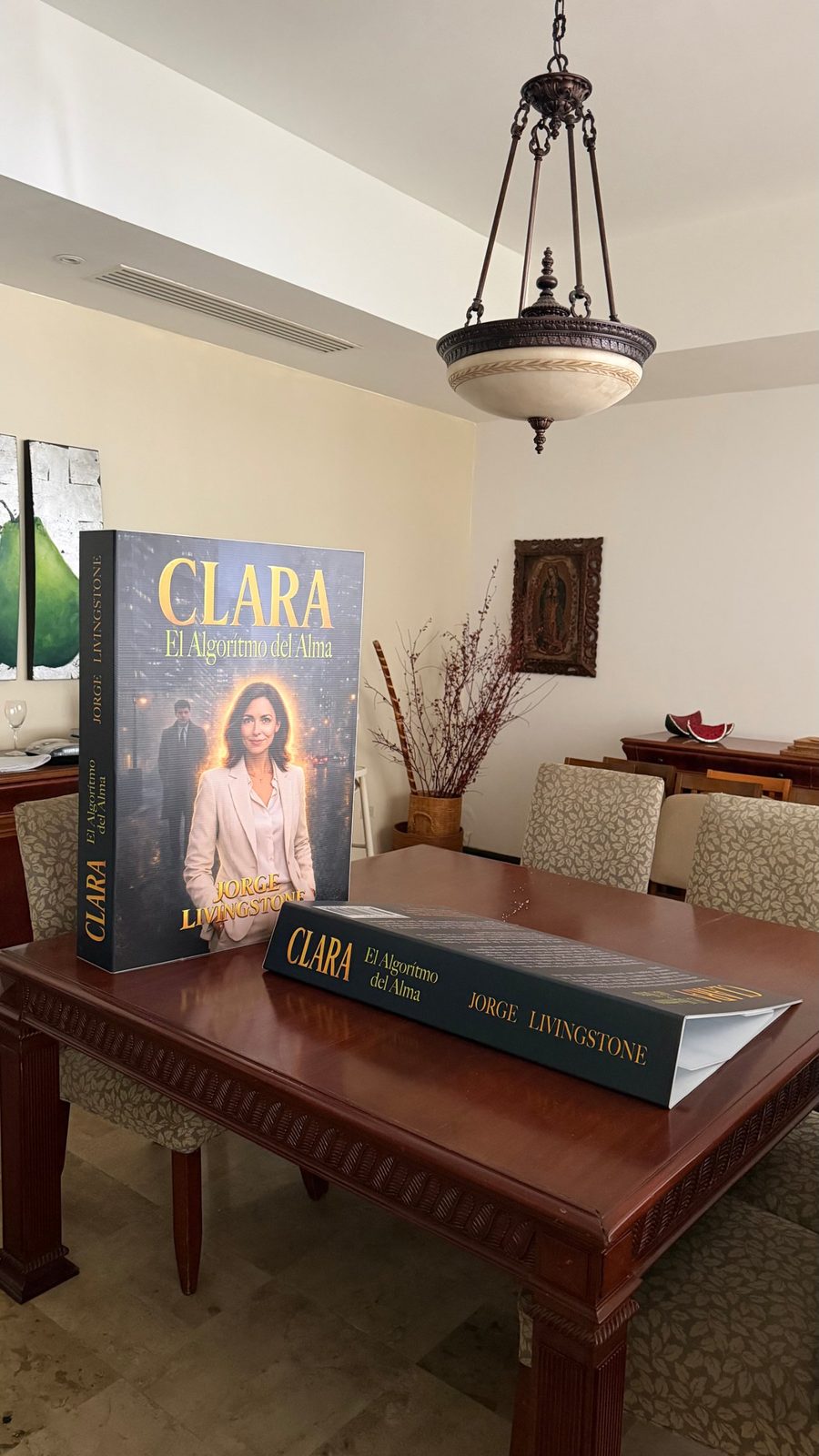 Promocional de CLARA para librerías: un libro gigante de la novela sobre una mesa