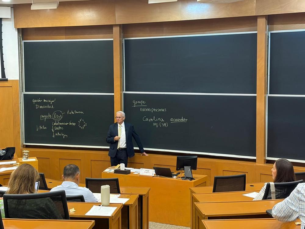 Jorge Livingstone Vaught impartiendo un caso de dirección en el IPADE, programa AD-2
