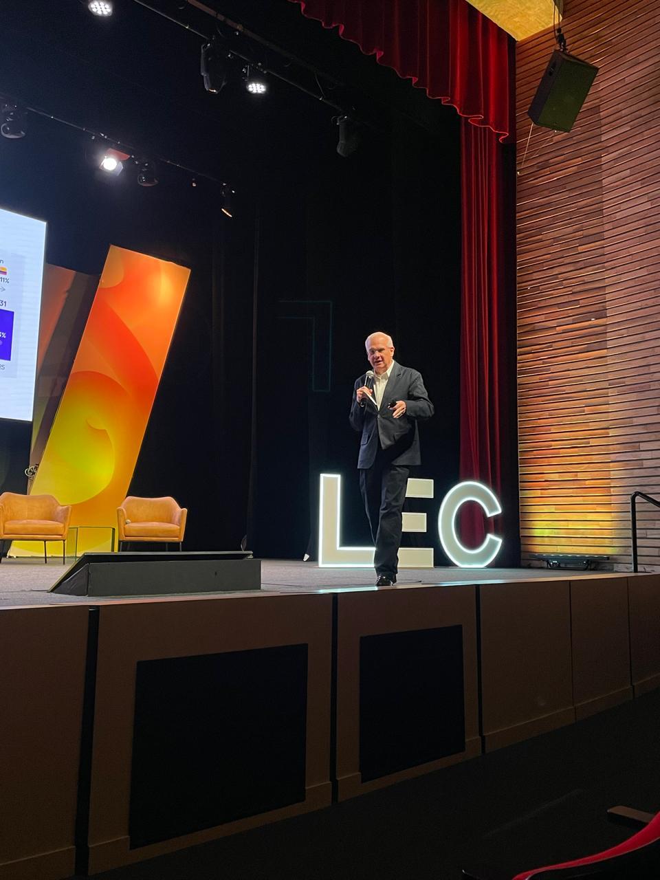 Jorge Livingstone Vaught como conferencista en el escenario del evento LEC