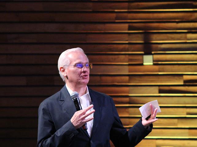 Jorge Livingstone Vaught durante una conferencia