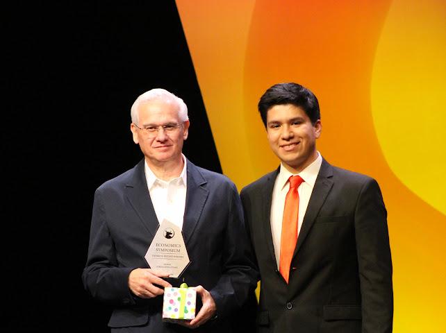 Jorge Livingstone Vaught recibiendo un reconocimiento en el Economics Symposium