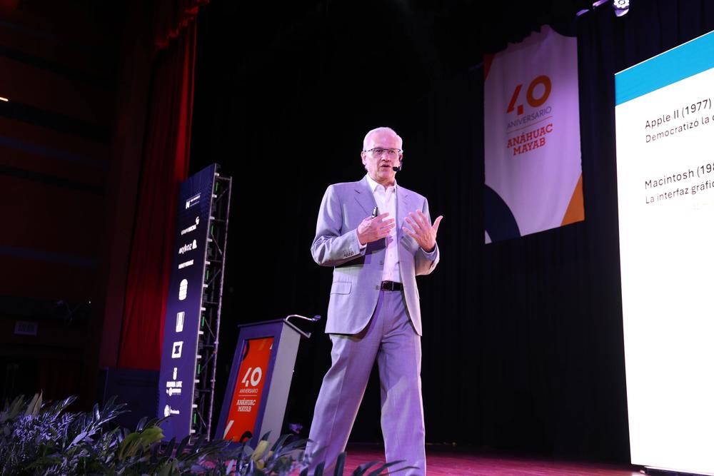Jorge Livingstone Vaught impartiendo una conferencia en la Universidad Anáhuac Mayab