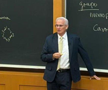 Jorge Livingstone Vaught impartiendo un caso de dirección en el IPADE
